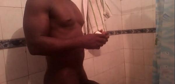  negro rico  desnudo bañandose